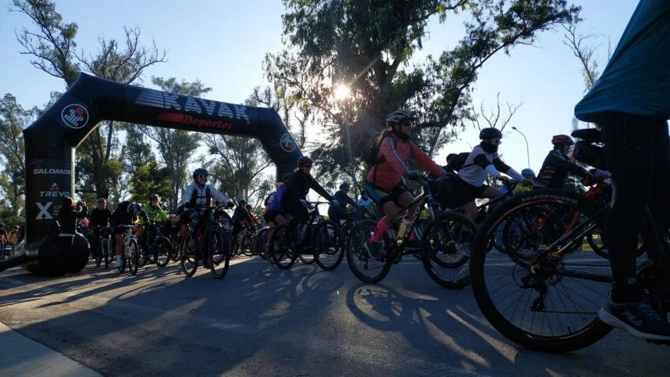 LARGADA. Con frío pero con muchas ganas, más de 200 participantes se animaron a encarar la larga distancia que propuso la iniciativa. La Gaceta / Fotos de Ariane Armas