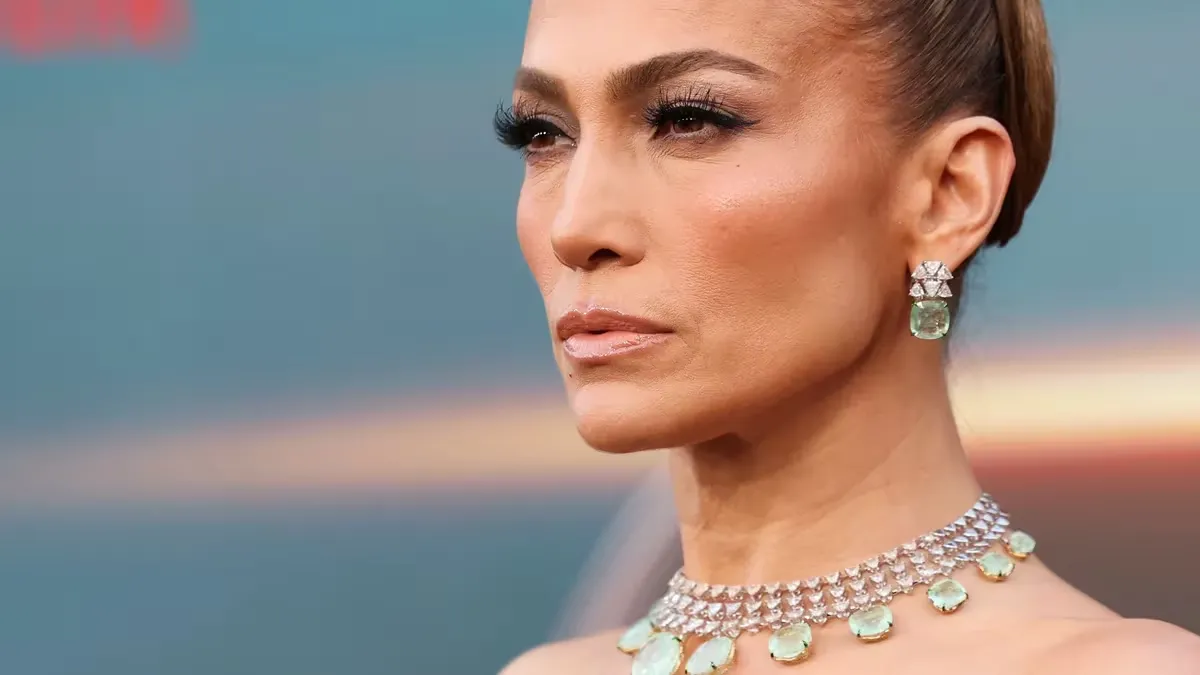 Jennifer Lopez apareció sola en el estreno de su más reciente película, Atlas