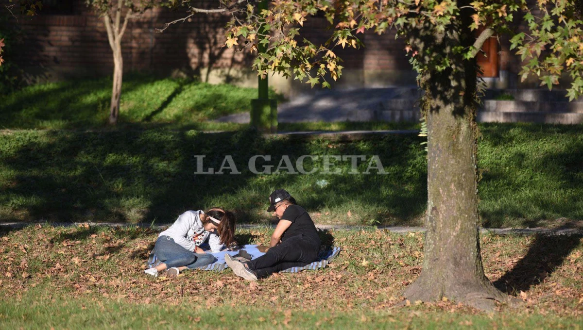SOL DE OTOÑO. El mediodía y la siesta tucumana estarán cálidas e ideales para disfrutar de los rayos del sol.