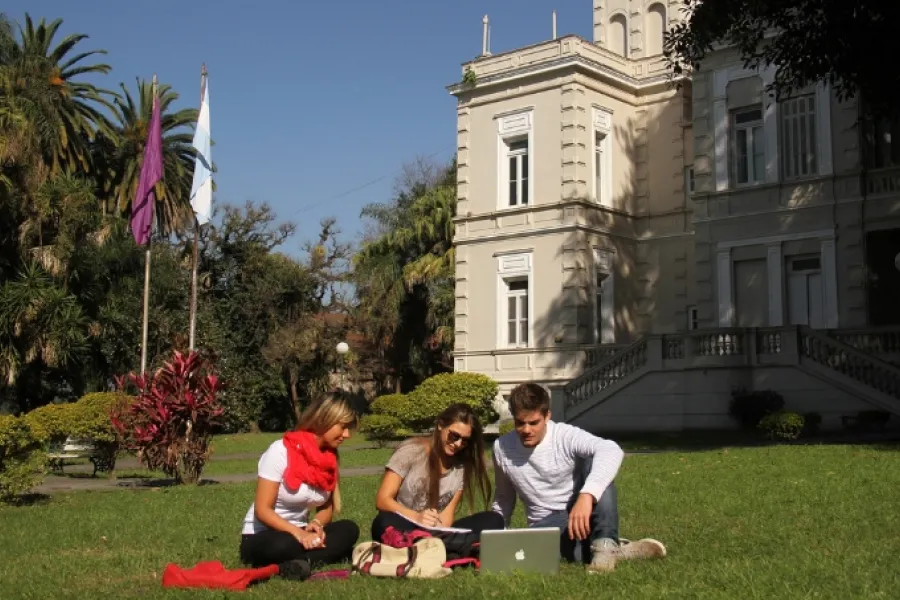 Estudiantes en la Sede Campus Rectorado de la Universidad San Pablo-T, que podrían acceder a la beca universitaria. Fuente: Página web USPT.