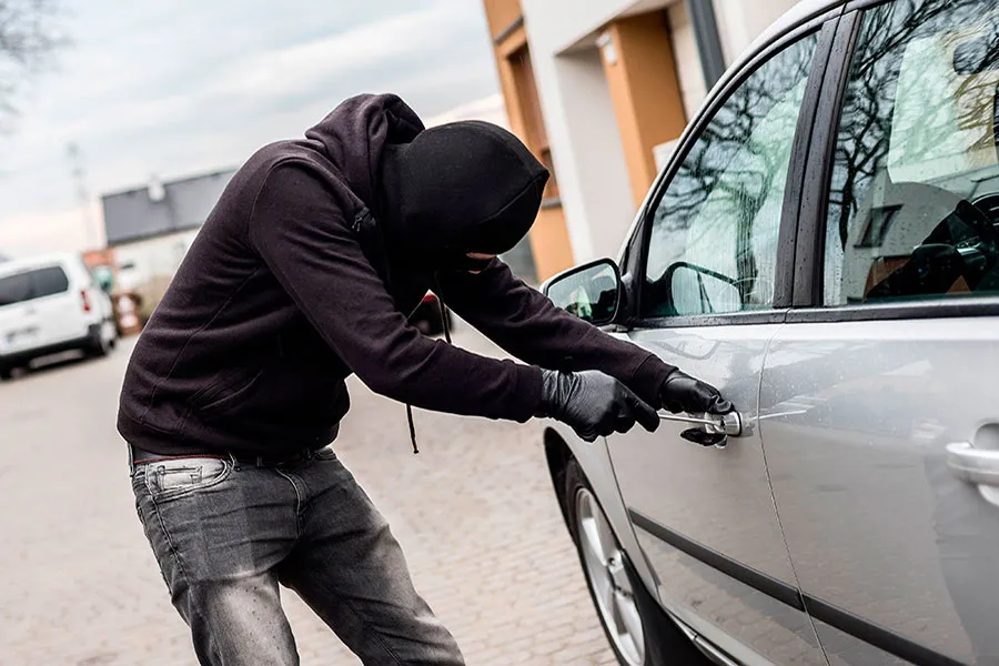 Soñar que te roban, los significados de estos escenarios imaginarios angustiosos
