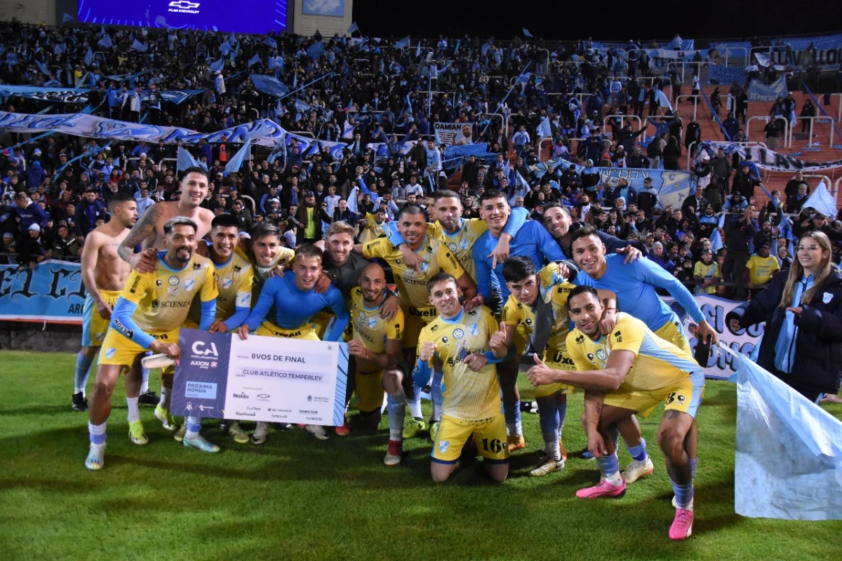 DE FIESTA. Temperley celebró la victoria contra River Plate, por la Copa Argentina. 