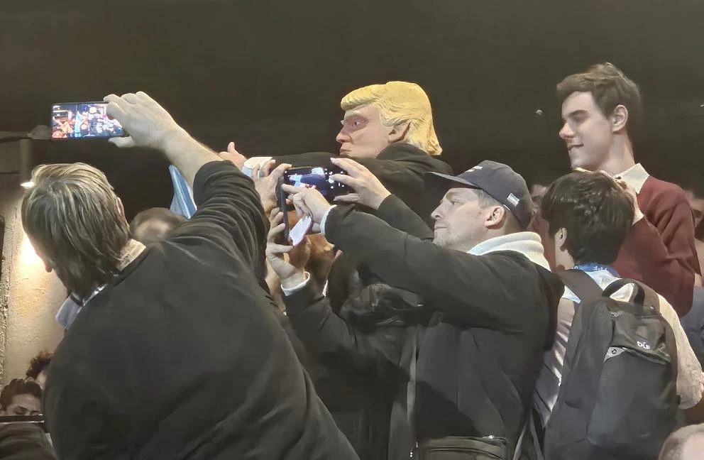 Un disfraz de Donald Trump en las tribunas del Luna Park