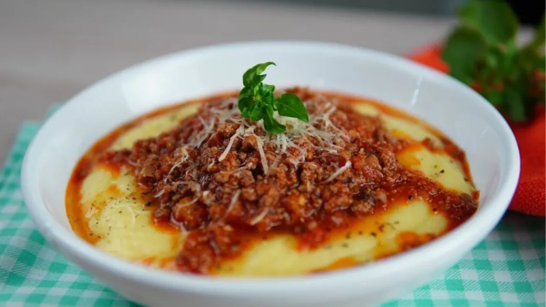 La mejor receta de polenta cremosa para pasar el frío