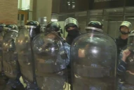 Tensión en Misiones: docentes intentaron entrar a la Legislatura y se enfrentaron a la Policía