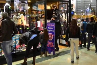 Crisis económica: en abril se profundizó la caída del consumo en el país