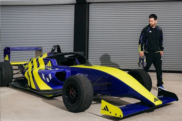 ¿Un guiño al xeneize? Messi posó junto a monoplaza de F1 con los colores de Boca Juniors
