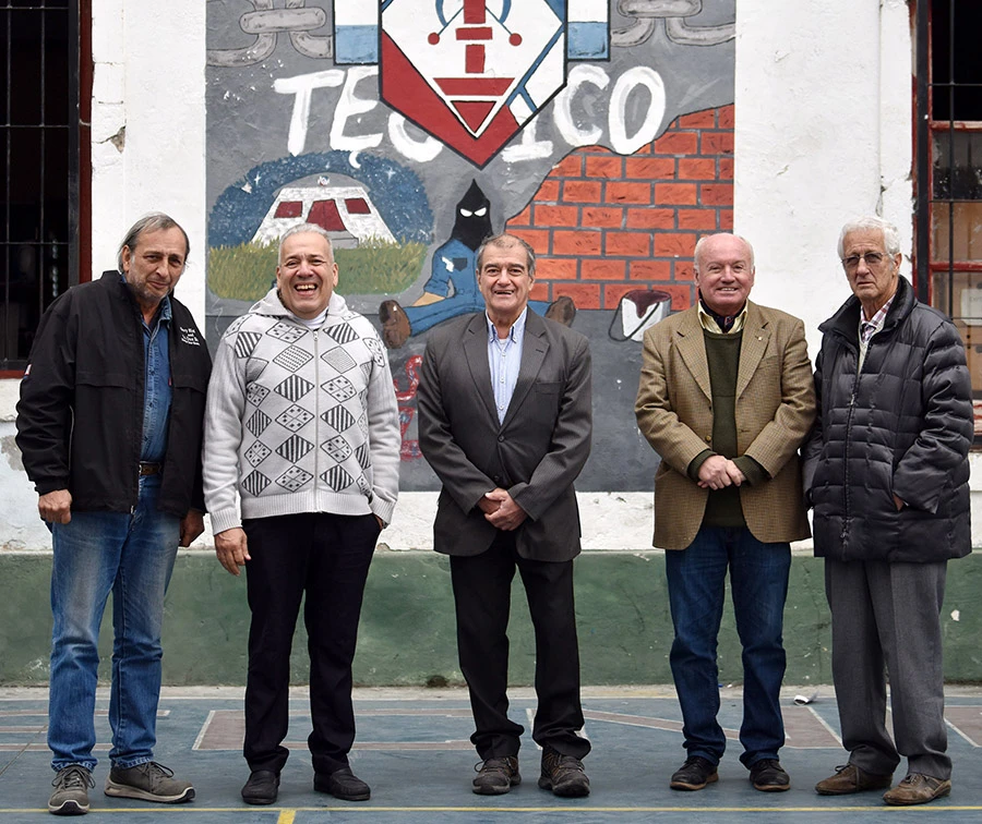 DE FIESTA. Egresados se reencontraron en el colegio que los vio crecer para participar de los festejos por el centenario de la institución.