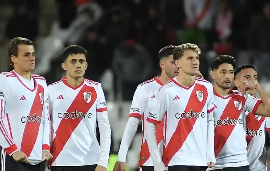 BATACAZO. Los jugadores se retiraron cabizbajo luego de la eliminación ante Temperley por Copa Argentina.