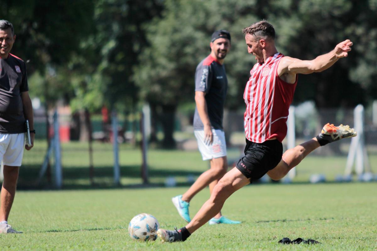 CON EL SANTO. Klusener viene de marcar dos goles con la camiseta de San Martín de Tucumán.