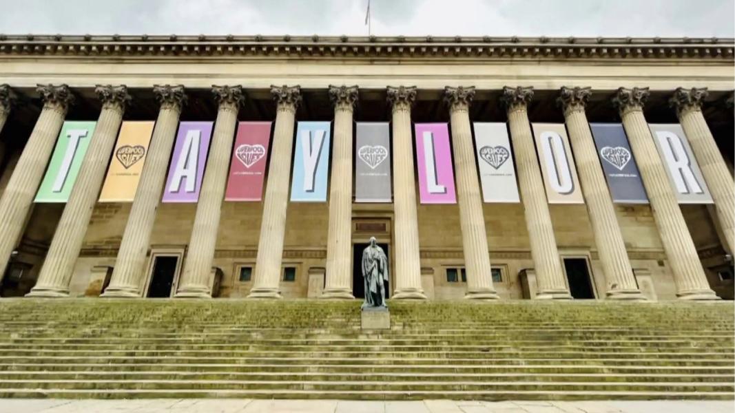 PRIMERAS INTERVENCIONES. La fachada del St George's Hall fue adornada con un cartel que luce la frase 