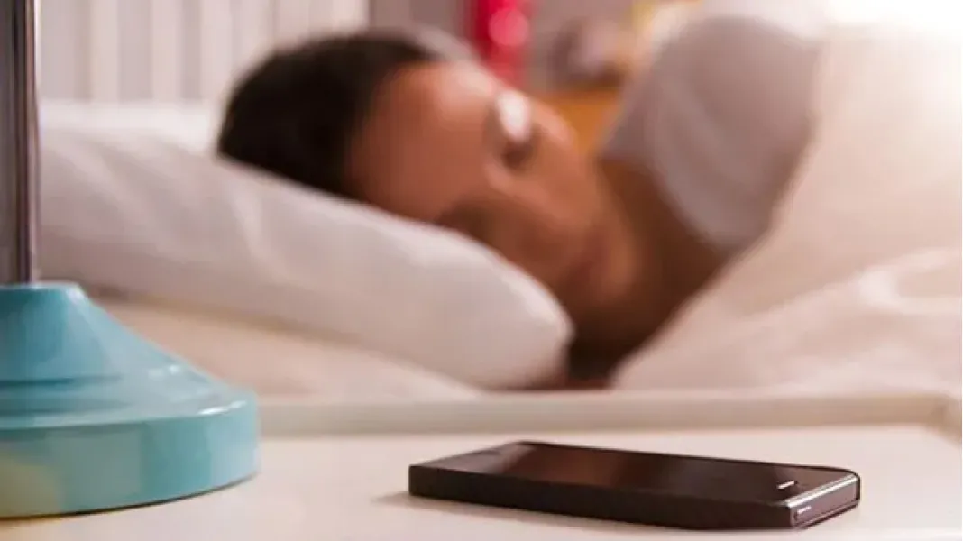 Los peligros de dormir cerca de nuestro teléfono. 