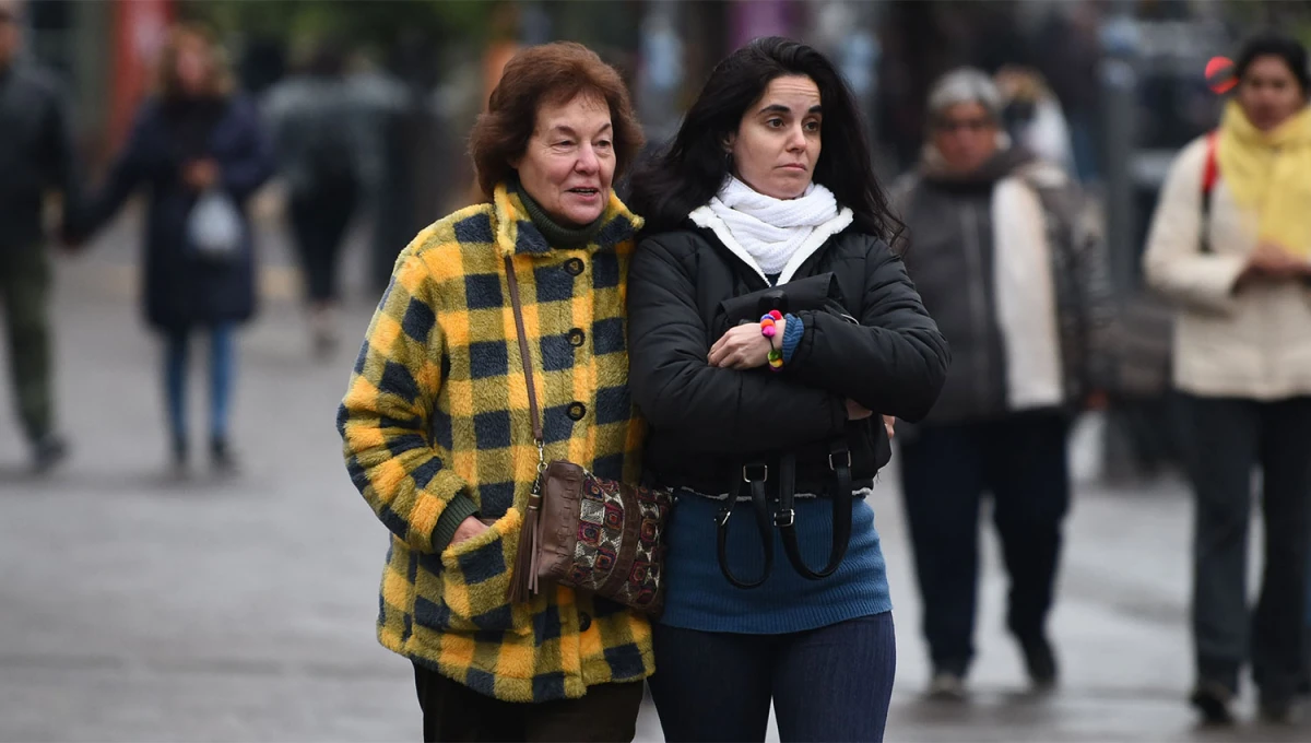 FRESCO. El SMN anuncia una máxima de apenas 13 °C, con algunas precipitaciones aisladas durante la tarde. 