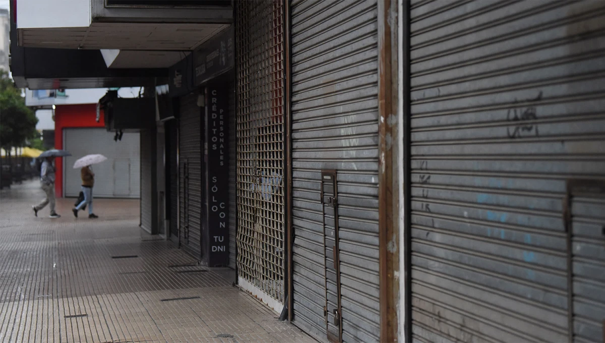 PERSIANAS BAJAS. Los comercios del microcentro tucumano no abrirán sus puertas este sábado.