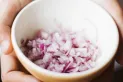 El jarabe casero de cebolla que aliviana la tos con solo tres ingredientes