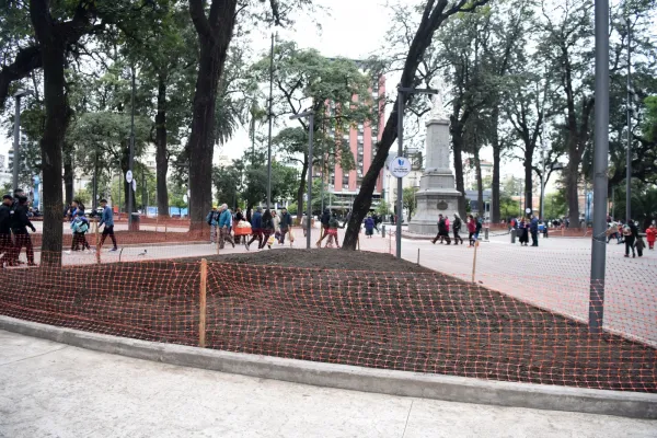 La plaza Independencia se viste de celeste y blanco, y también se embellece con nuevas obras: cuáles son