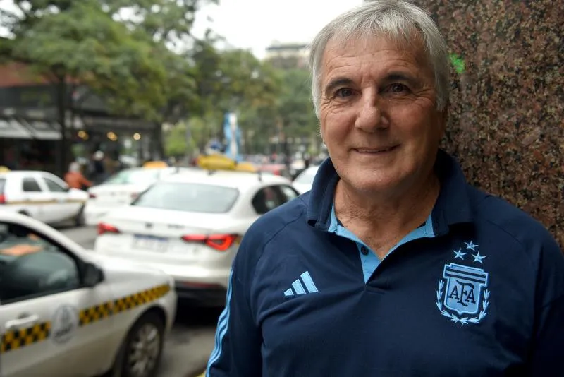 FÚTBOL DEL INTERIOR. El cuerpo técnico del seleccionado Sub-20, encabezado por Claudio Gugnali, presenció un entrenamiento futbolístico. 