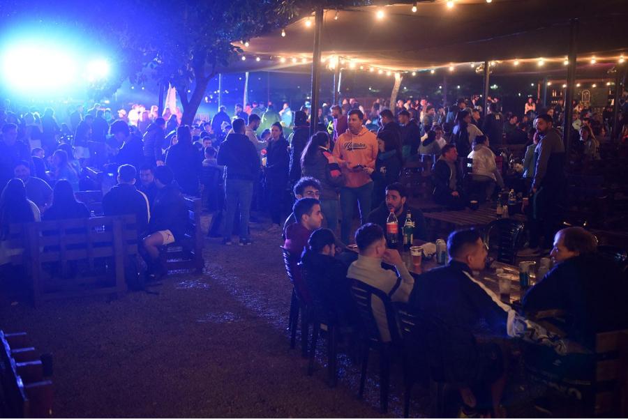 TERCER TIEMPO. Los concurrentes de Las Cañas convierten los minutos post partido en una verdadera fiesta al aire libre. / Foto: Analía Aramillo