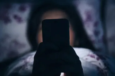 Dormir mal por el celular: qué es el vamping y cómo evitarlo