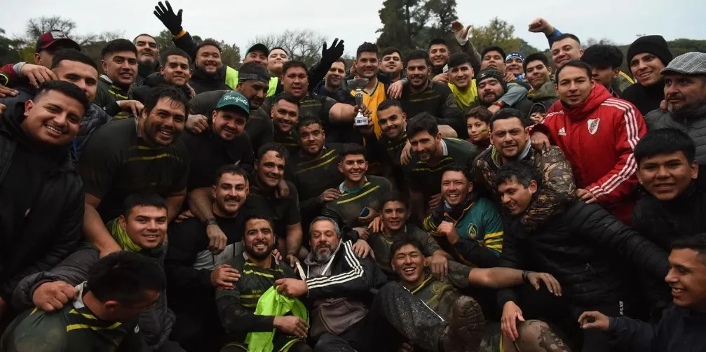 FELICIDAD TOTAL. Tafí Viejo festeja después de haberle ganado una final durísima y pasada por agua a Coipú en el Desarrollo