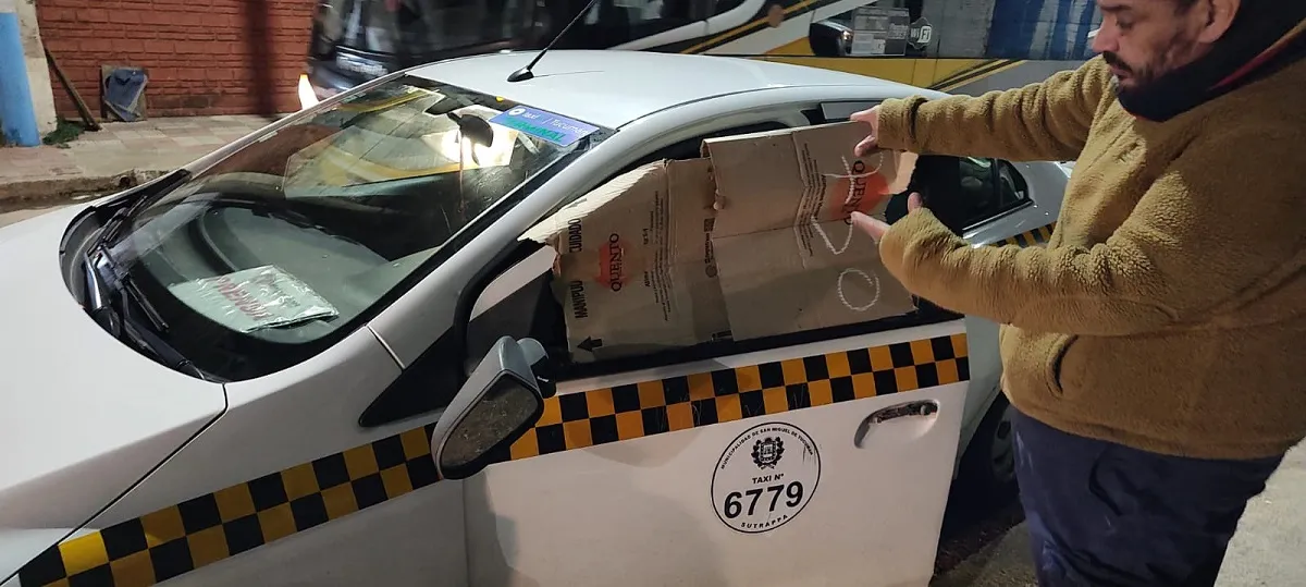 LAMENTABLE. Rodríguez muestra ante las cámaras como los hinchas de Racing destrozaron su taxi, tras la derrota contra San Martín de Tucumán. Foto de Benjamín Papaterra.