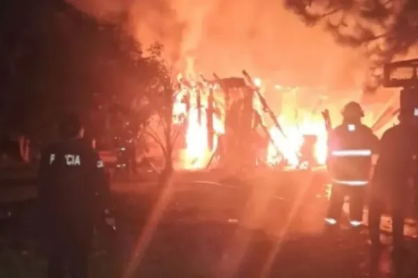 Misiones: Un hombre borracho incendió la casa en la que estaban sus hijos y su ex esposa