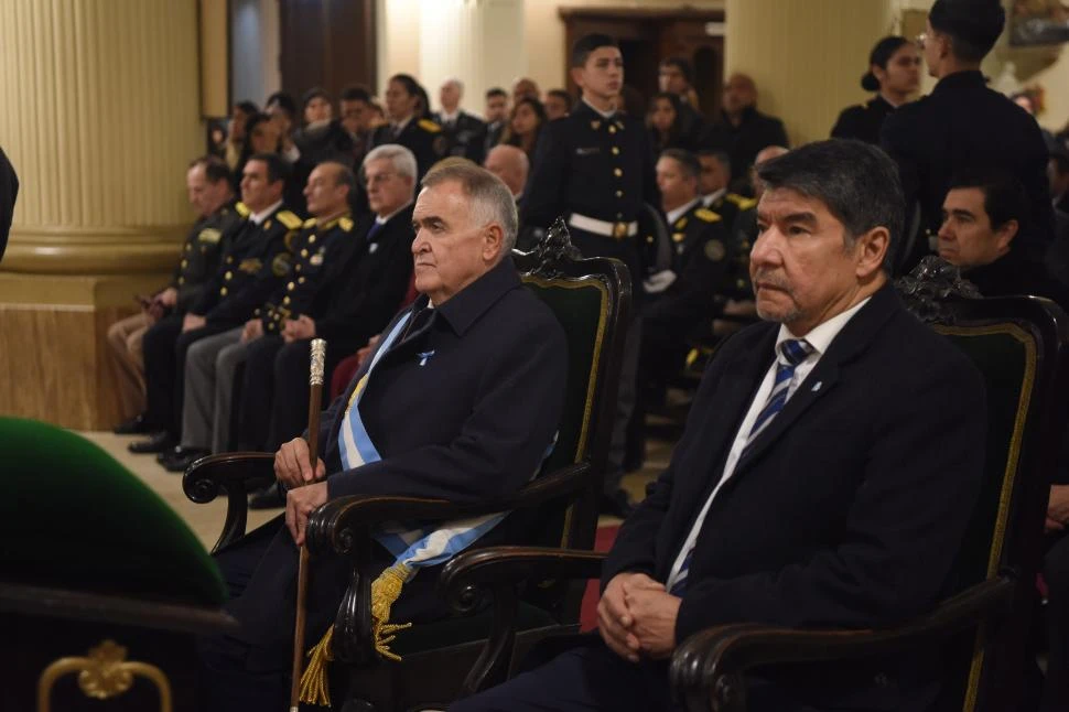 TEDEUM EN LA CATEDRAL. Jaldo y Acevedo siguen atentos la homilía.