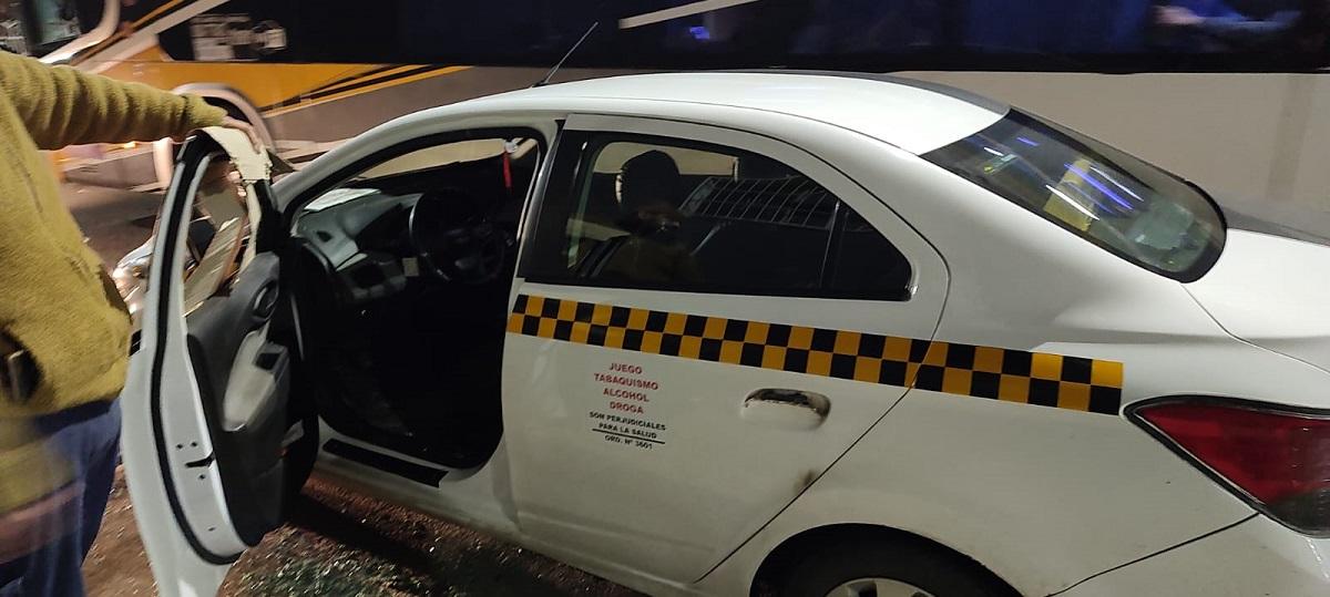 DESTROZADO. La piedra que arrojaron los hinchas dejó destruida la ventana del taxi. 