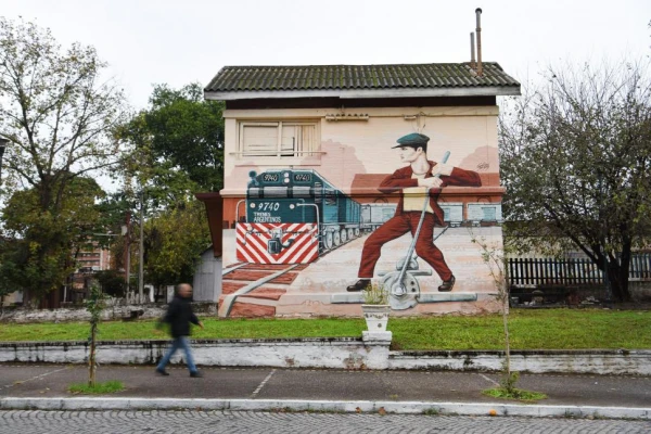 Muralismo: homenaje a los ferroviarios en una garita