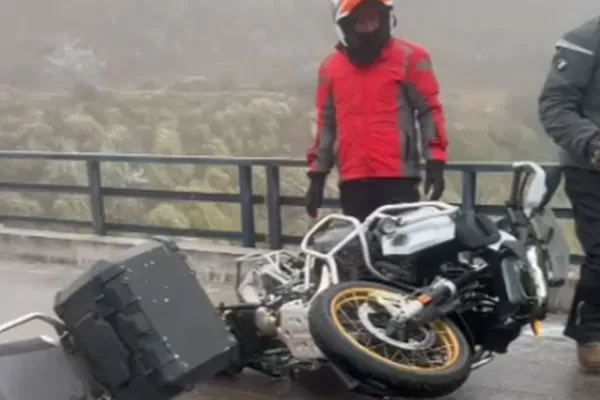 VIDEO Peligro en los Valles: debido al hielo en la ruta, una moto derrapó en El Infiernillo