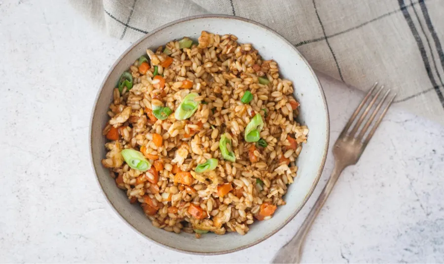 Salteado de avena y verduras: cómo preparar este plato lleno de nutrientes e ideal para llevar al trabajo