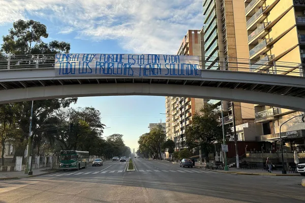 VIDEO Sonría hoy porque está con vida: la historia detrás de la bandera del puente de la Mate de Luna