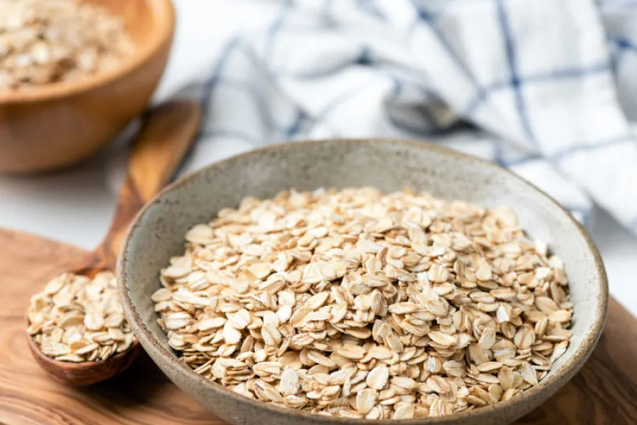 Cuáles son las diferencias de consumir avena en la mañana o por la noche, según los especialistas