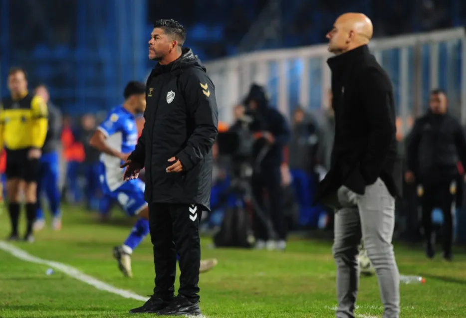 Favio Orsi y Sergio Gómez tuvieron un recibimiento hostil por parte de la hinchada de Atlético Tucumán