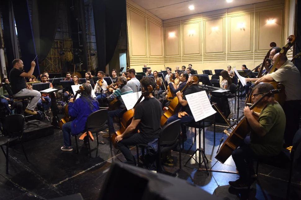 ORQUESTA ESTABLE. Los músicos aportan sus instrumentos para tocar. LA GACETA / FOTO DE JOSé NUNO