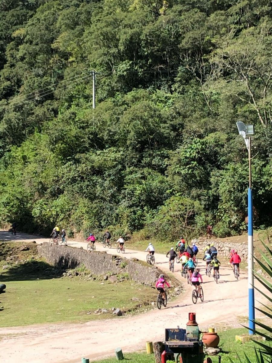 El encanto de andar en bicicleta es mayor entre estas montañas.