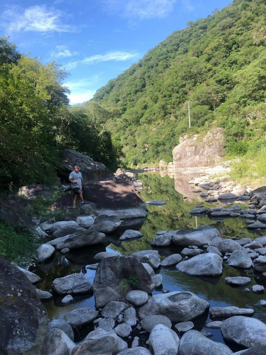 Paraje montañoso, salpicado de ojos de agua cristalina, donde uno puede refrescarse rodeado de la espesa vegetación de la yunga.