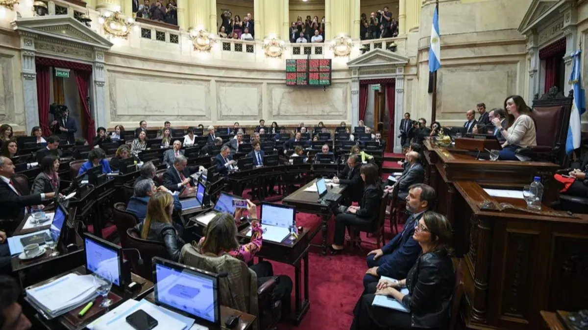 Los senadores, en el recinto de sesiones.