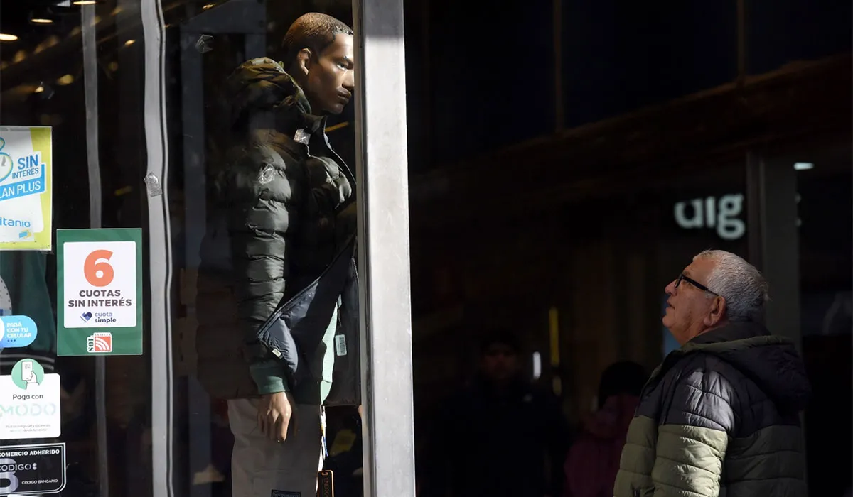 FRÍO. Los tucumanos ya comienzan a mirar vidrieras decoradas con ropa de invierno.