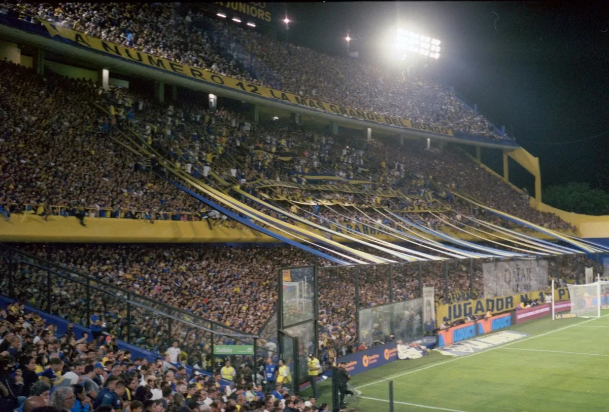 ENTRE LOS HINCHAS. Leandro Paredes mirá la goleada de Boca, junto a la barrabrava. 