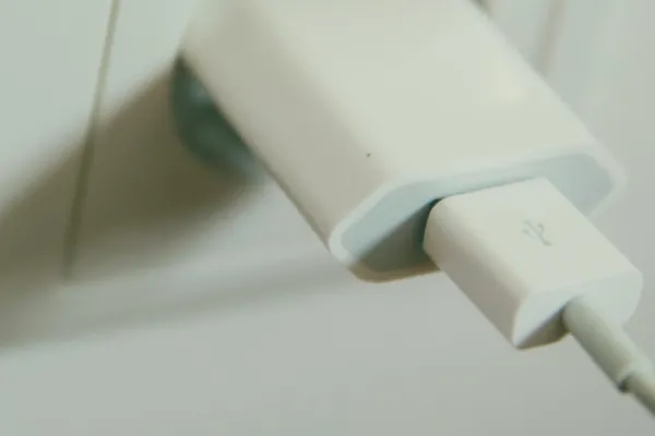 Dejar el cargador enchufado sin celular consume más electricidad de lo que podrías imaginar