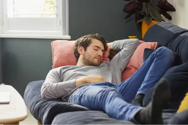 En qué momento de la tarde y cuánto tiempo debemos dormir la siesta, según nuevas investigaciones