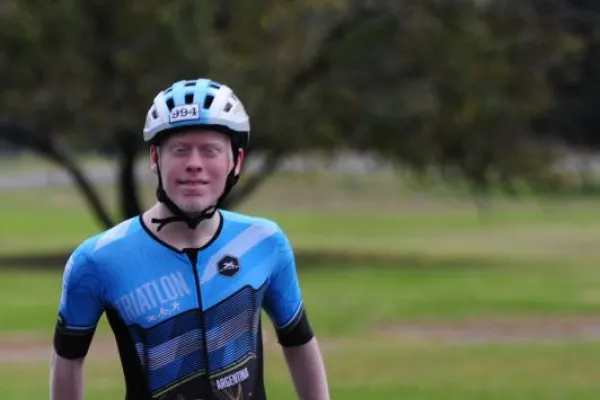 Un tucumano es campeón argentino de paratriatlón, desafiando las limitaciones visuales