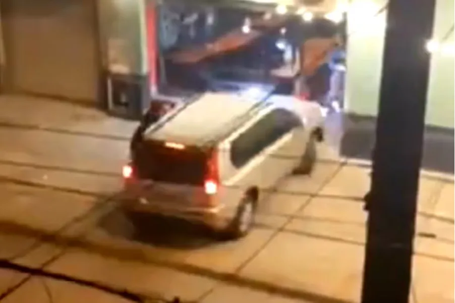 La camioneta embistió contra la vidriera del local 