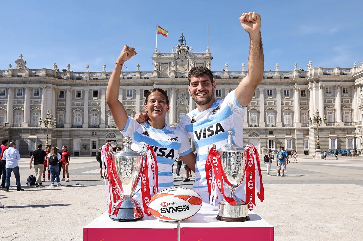 ILUSIONES. Santiago Álvarez Fourcade junto a Sofía González, capitana de Las Yaguaretés, en la previa del torneo de Madrid.