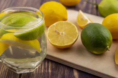 Cuáles son los efectos de beber agua tibia con limón en ayunas