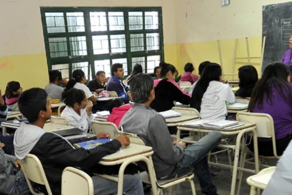 Solo el 22% de los chicos cursa la escolaridad en tiempo y forma