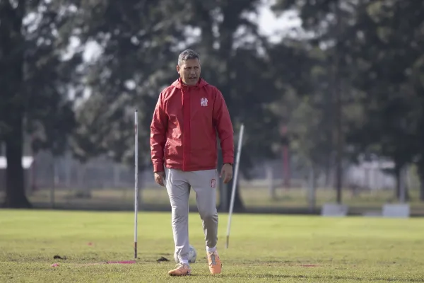Diego Flores cambia: tiene casi definido el equipo de San Martín de Tucumán para recibir a Alvarado