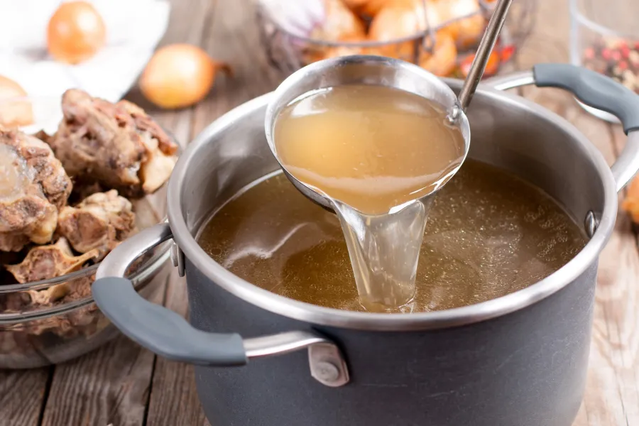 El caldo de huesos es una gran fuente de colágeno