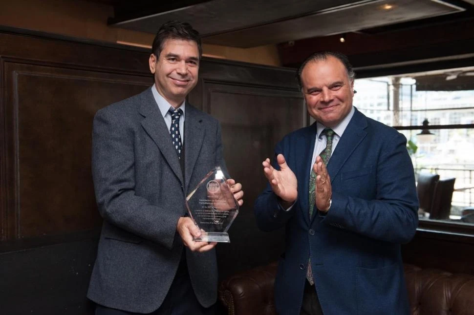 RECONOCIMIENTO. Fernando de Yarza y Daniel Dessein (Adepa - LA GACETA)